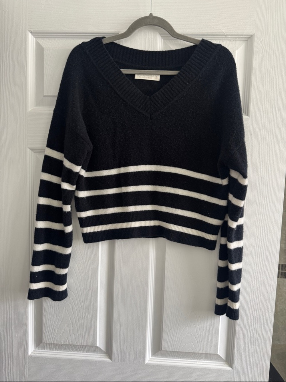 Abercrombie & Fitch Black & White Striped V-Neck Sweater